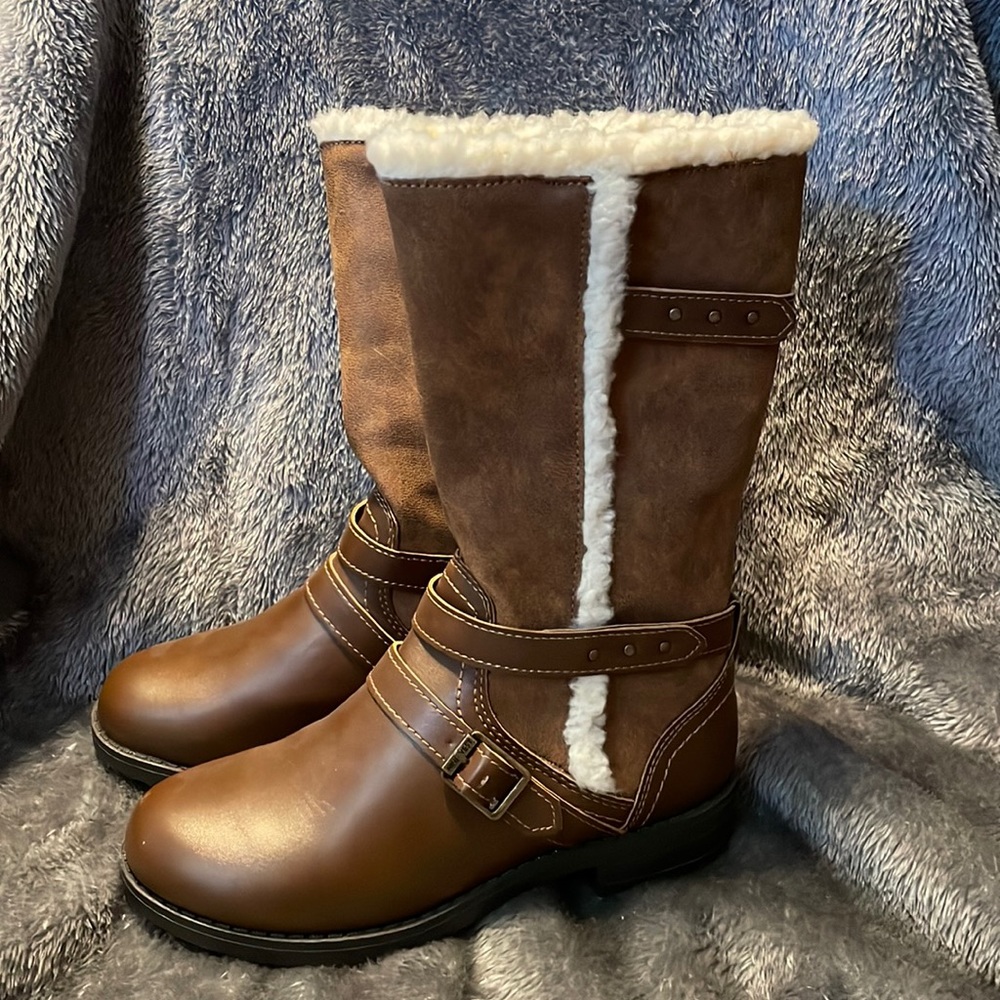 Tall Sherpa-lined boots 👢